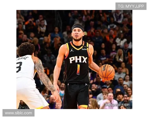 布克强化持球挡拆威胁利用高效中投持续提升关键时刻产出